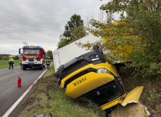 Lkw kommt bei Frohburg von Straße ab und überschlägt sich