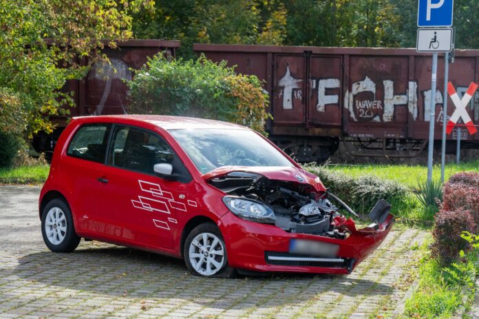 Böhlen - Skoda kollidiert mit Güterzug – Mann bei Unfall an unbeschranktem Bahnübergang verletzt