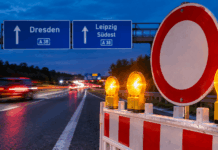 Autobahnsperrung bei Nacht in Leipzig-Dresden