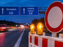 Autobahnsperrung bei Nacht in Leipzig-Dresden