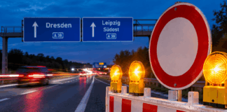Autobahnsperrung bei Nacht in Leipzig-Dresden