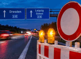 Autobahnsperrung bei Nacht in Leipzig-Dresden