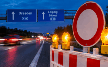 Autobahnsperrung bei Nacht in Leipzig-Dresden