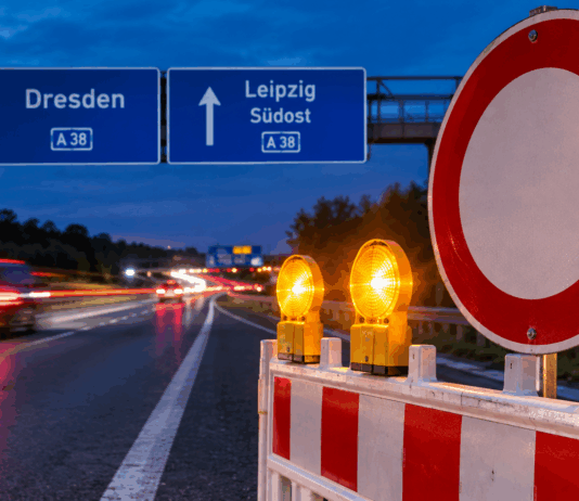Autobahnsperrung bei Nacht in Leipzig-Dresden