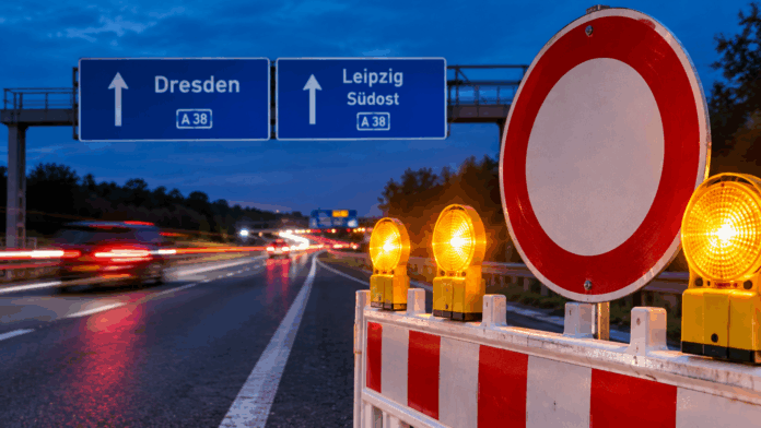 Autobahnsperrung bei Nacht in Leipzig-Dresden Autobahnsperrung bei Nacht in Leipzig-Dresden