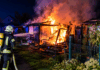 (Symbolbild) Feuerwehr im Einsatz am brennenden Gartenschuppen Foto: KI generiert