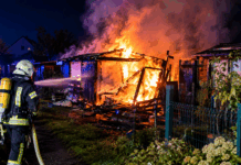 (Symbolbild) Feuerwehr im Einsatz am brennenden Gartenschuppen Foto: KI generiert