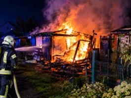 (Symbolbild) Feuerwehr im Einsatz am brennenden Gartenschuppen Foto: KI generiert