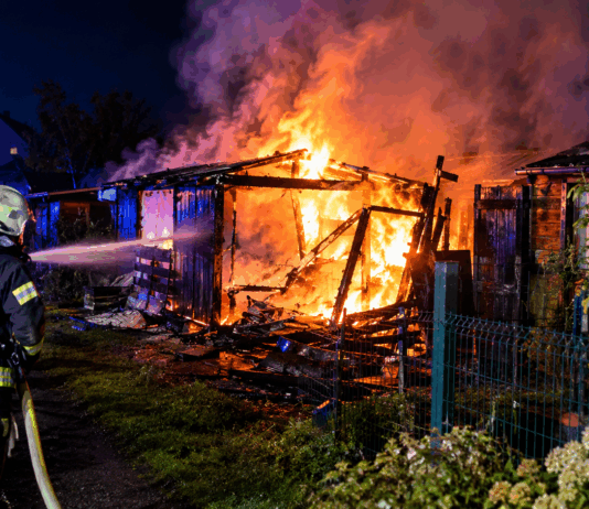 (Symbolbild) Feuerwehr im Einsatz am brennenden Gartenschuppen Foto: KI generiert