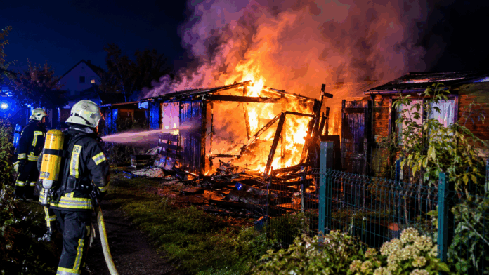 Feuerwehr im Einsatz am brennenden Gartenschuppen (Symbolbild) Feuerwehr im Einsatz am brennenden Gartenschuppen Foto: KI generiert