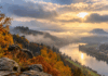 Herbstliches Flusstal im Nebellicht