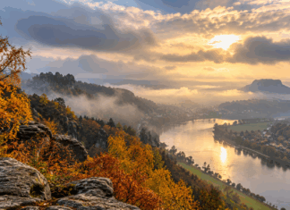 Herbstliches Flusstal im Nebellicht