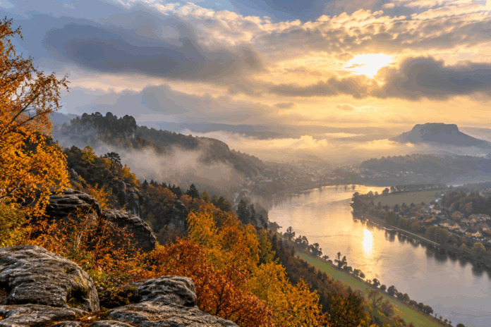 Herbstliches Flusstal im Nebellicht