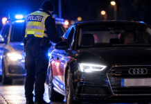 Nächtliche Polizeikontrolle am Audi: Foto: KI generiert