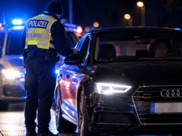 Nächtliche Polizeikontrolle am Audi: Foto: KI generiert