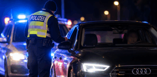 Nächtliche Polizeikontrolle am Audi: Foto: KI generiert