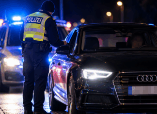 Nächtliche Polizeikontrolle am Audi: Foto: KI generiert