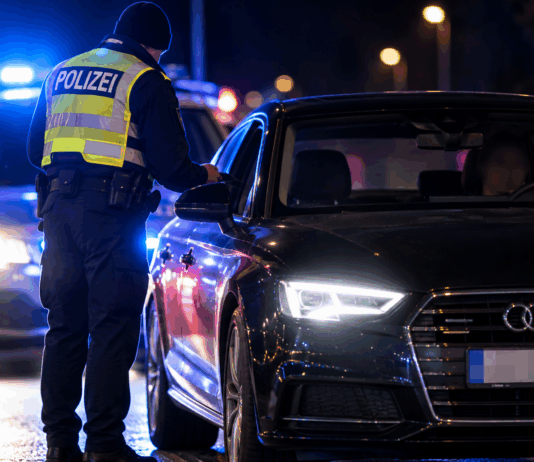 Nächtliche Polizeikontrolle am Audi: Foto: KI generiert