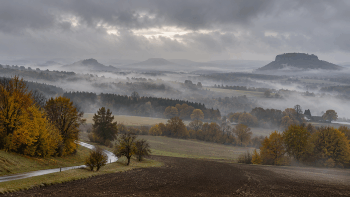 Nebel über herbstlichen Hügellandschaften
