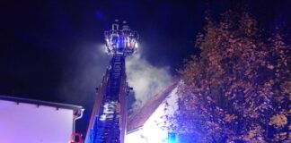 Flammen schlagen aus Dachstuhl: Feuerwehr löscht Brand in Wurzen Brand in Wurzen: Flammen schlagen aus leerstehendem Gebäude