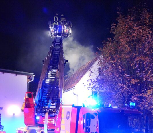 Brand in Wurzen: Flammen schlagen aus leerstehendem Gebäude