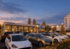 Weihnachtliches Autohaus im Abendlicht