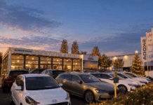 Weihnachtliches Autohaus im Abendlicht