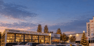 Weihnachtliches Autohaus im Abendlicht