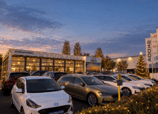 Weihnachtliches Autohaus im Abendlicht