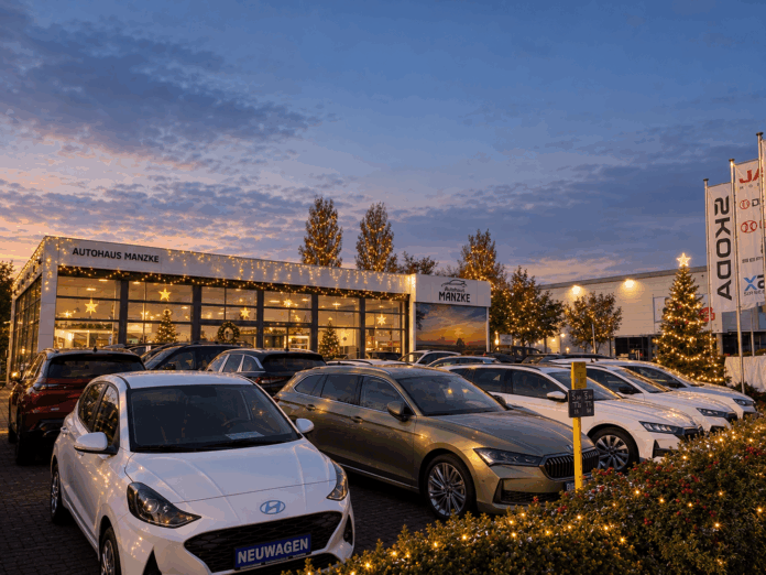 Weihnachtliches Autohaus im Abendlicht